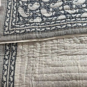 Colcha Kantha Étnica Vintage Hecha a Mano en Rajastán, India, Colcha Kantha de Algodón Cosida a Mano, Colcha de Retazos para Hotel - Product Image 1