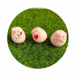 Figura de cerdito para jardín de hadas, decoración para el hogar, bodas, terrarios, San Valentín, miniaturas, cerdito con sobre - Product Image 1