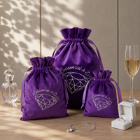 Sac à cordon en velours violet avec logo brodé argenté, personnalisé pour bijoux, cadeaux, pochette à cheveux, emballage de marque en gros