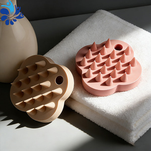 Cepillo de masaje para el cuero cabelludo de silicona con forma de pétalo y dientes cónicos para uso en el hogar y en salones de belleza - Product Image 1