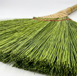 ไม้กวาดกุ้งขนาดเล็กจากอินโดนีเซีย ด้ามไม้ไผ่ใยธรรมชาติ อุปกรณ์ทำความสะอาดพื้นบ้าน - Product Image 2