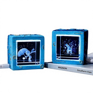 Cubo di Cristallo Illuminato con Incisione 3D del Piccolo Principe, Decorazione da Scrivania, Luce Notturna Stellata, Ornamento Creativo Minimalista Moderno, Regalo di Compleanno - Product Image 1