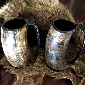 Mug à boire en corne naturelle fait main, tasse rustique pour fêtes costumées vikings, camping, décoration, collectionneurs et magasins de cadeaux spécialisés - Product Image 1