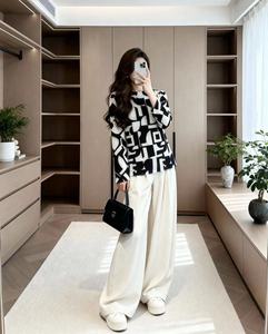 Áo thun nữ cổ tròn họa tiết trừu tượng xếp ly tay dài mùa thu đông 2025 - Hàng xuất xưởng - Product Image 5