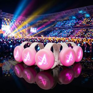 Bracelet LED étanche 15 couleurs avec télécommande, logo personnalisé, idéal pour les événements sportifs, les fêtes, les anniversaires, la course nocturne et le soutien en événements de football - Product Image 2