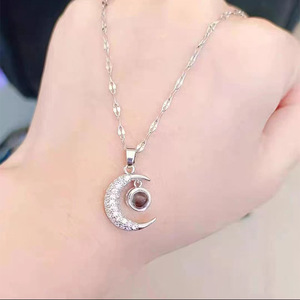 Collar de Clavícula con Proyección de Luna, Acero Inoxidable Chapado <span class=keywords><strong>en</strong></span> Oro de 18K, Collar con Colgante de Luna y Collar con Colgante '<span class=keywords><strong>Te</strong></span> <span class=keywords><strong>Amo</strong></span>' <span class=keywords><strong>en</strong></span> <span class=keywords><strong>Cien</strong></span> <span class=keywords><strong>Idiomas</strong></span> - Product Image 6