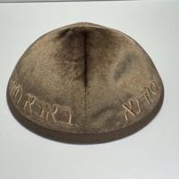 Kipá/Yarmulke de Terciopelo Judío Personalizada al por Mayor para Hombres con Logotipo Bordado y Forro Estampado para Bodas y Ceremonias de Bar Mitzvah
