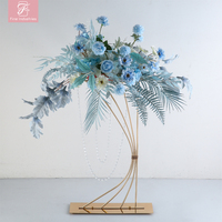 Conception incurvée fine Table de mariage pièce maîtresse or fer Table fleur support cristal perle rideau décoration de scène de mariage