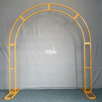 2.4M de haut en métal élégant cadre en or étagère à fleurs arches de mariage d'intérieur à vendre