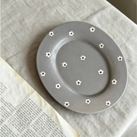Assiette ovale en céramique vintage, marron gris mat, peinte à la main avec des fleurs blanches, pour le petit-déjeuner, les desserts, les gâteaux