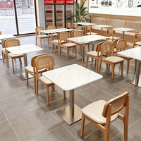 Ensemble de mobilier commercial simple pour restaurant : table et chaises modernes, table à manger en bois pour cuisine rapide, banquette et canapé.