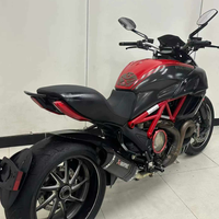 Moto Ducati Diavel 1200 Cruiser d'occasion en excellent état, moteur L-twin de 1200 cm³ refroidi par liquide, boîte manuelle à 6 vitesses, ABS, traction