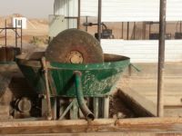 Molino de Pan Húmedo de Buena Calidad Marca KLD, Equipo de Molienda Impulsado por Motor con Motor de CA Modelo 1600, Tres Ruedas, Oro