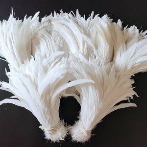Plumas de gallo súper blancas al por mayor de 12-14 pulgadas para atado de moscas, tocados, carnaval, mochilas y decoraciones - Product Image 1