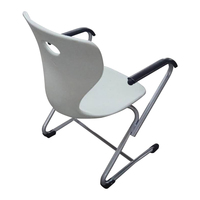 Chaise d'étude moderne pour étudiant avec accoudoirs en PP et table de classe en métal pour la formation en appartement ou en salle de classe