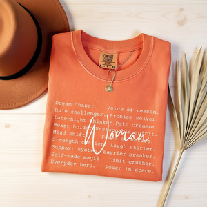 T-Shirt da Donna Comfort Colors, Collo Tondo, Manica Corta, 100% Cotone, Maglietta con Scritta 'Empowered Woman' per la Giornata Internazionale della Donna - Product Image 2