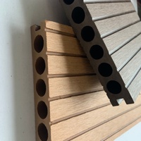 Dalles de terrasse WPC traditionnelles rondes creuses gaufrées en composite bois-plastique, emboîtables, pour extérieur, étanches et antidérapantes