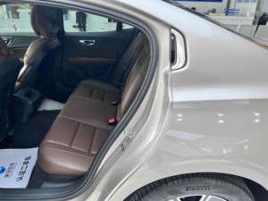 Voiture d'occasion <span class=keywords><strong>2022</strong></span> pour S-60 B4 Inscription Luxury Edition - Volant à gauche, intérieur foncé, moteur turbo, sièges en cuir, toit ouvrant panoramique - Product Image 6