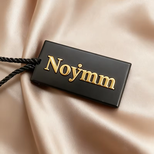 Etiquetas de Plástico con Logotipo Personalizado en Relieve y Estampado en Caliente para Relojes, Joyería y Ropa con Cordón de Nailon Resistente - Product Image 1