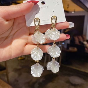 Boucles d'oreilles clous en alliage de zinc plaqué or avec perles et longues pampilles florales blanches pour mariage féminin - Product Image 3