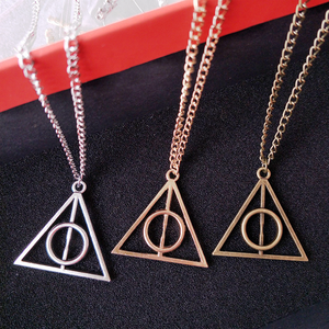 Colliers en alliage pour couples à la mode <span class=keywords><strong>Harry</strong></span> <span class=keywords><strong>Potter</strong></span> Reliques de la mort Collier triangulaire rotatif - Product Image 4