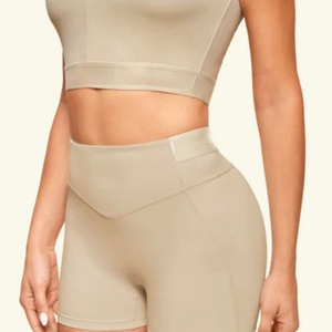 Ensemble de yoga 2 pièces pour femme, haut court zippé respirant et short taille haute en tissu ultra doux, grandes tailles, personnalisable OEM - Product Image 2