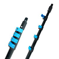 Perche d'extension universelle noire avec verrous rivetés bleus, en aluminium robuste pour tâches extérieures quotidiennes, connecteur à vis standard