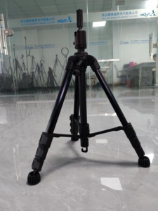 Support de perruque professionnel réglable en aluminium de 55 pouces, trépied avec rotation à 360 degrés, design étanche pour la présentation de têtes de <span class=keywords><strong>mannequin</strong></span> en salon - Product Image 1