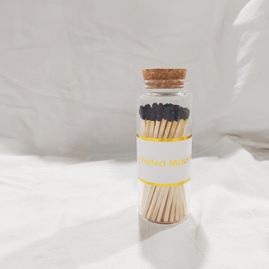 Fósforos de madera largos con cabeza redonda, de colores macaron surtidos, con etiqueta de lámina dorada a juego, en frasco de vidrio transparente con tapa de corcho delgada. - Product Image 5