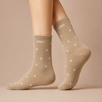 Chaussettes de sport décontractées pour homme en coton côtelé, couleur crème et marron, avec logo brodé personnalisé à pois.