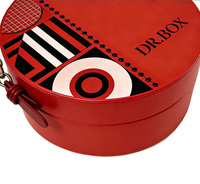 Boîte cadeau artisanale en papier couché gaufré rouge, avec couvercle rond motif Ciel et Terre, bord doré et insert en EVA, pour parfums et cosmétiques