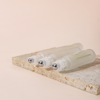 Özel logo baskılı 10 ml buzlu cam yuvarlak ince uzun roll-on şişe ambalajı, renkli kutulu göz kremi yağı için roll-on şişe.