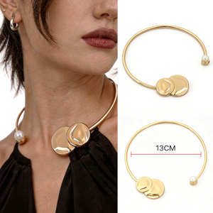Anillo de cuello con brazalete de metal dorado, hebilla con perla y conector decorativo de doble disco - Product Image 2