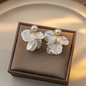 Boucles d'oreilles pendantes tendance style rétro français pour femme, imitation perle, design géométrique, plaqué or 14 carats, alliage de zinc, anniversaire - Product Image 1