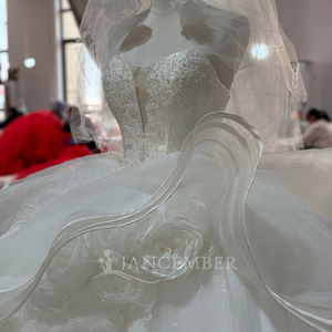 Robe de mariée Xs223 Glamour en dentelle perlée ivoire avec appliques, grande taille, ornée de cristaux, coupe cœur, à volants, style robe de bal, pour la mère de la mariée - Product Image 5