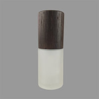 Emballage de soin de la peau de luxe de haute qualité, flacon pompe carré vide en verre givré de 30 ml avec couvercle en bambou