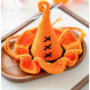 Costume de sorcière d'Halloween mignon pour chiens, chapeau et cape en coton orange avec décor de fond citrouille - Product Image 3