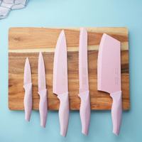 Ensemble de 5 couteaux de cuisine roses antiadhésifs, comprenant un couteau à éplucher, un couteau utilitaire, un couteau de chef, un couteau à pain et un couteau à découper, emballés sous blister pour usage domestique