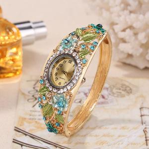Set di Gioielli Vintage Floreali: Orologio da Polso al Quarzo Placcato Oro con Fiori, Collana, Anello e Orecchini con Strass e Cristalli - Product Image 3