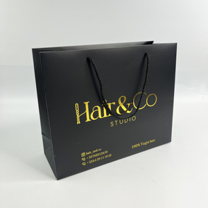 Bolsas de regalo de papel negro personalizadas de lujo con logo en lámina dorada, bolsas de compras para minoristas, para empaquetar productos de belleza y peluquería. - Product Image 5