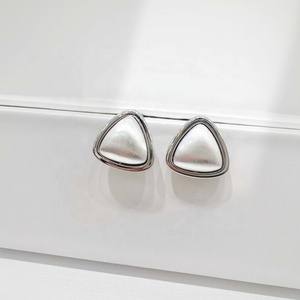Boucles d'oreilles clous en argent sterling 925 hypoallergéniques, élégantes, géométriques, uniques, avec pierre précieuse en forme de coquille, triangle, vente en gros - Product Image 2