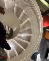 Escalier hélicoïdal de luxe avec marches en marbre et éclairage LED à capteur