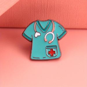 Uniforme médical vert emblème croix rouge symbole d'urgence minimaliste fond blanc accessoire "Protection de la santé" texte médical - Product Image 3