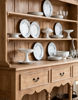 Buffet d'appoint massif de style campagne française, vitrine ouverte, trois tiroirs, poignées vintage, arches sculptées, mobilier rustique et lumineux pour la maison