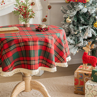 Vente en gros de décorations de chemin de table en tissu doux pour les vacances de Noël Chemin de table à carreaux rouges