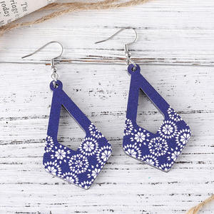 Pendientes de madera, Pendientes colgantes huecos geométricos de mosaico Floral azul y blanco para mujer Uionen 1178 - Product Image 6