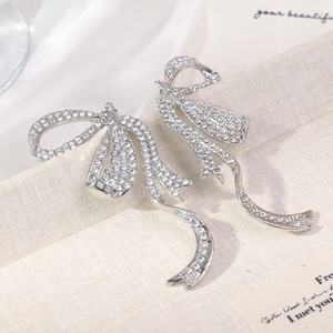 Exquisitos Pendientes de Aguja de Plata con Diseño de Lazo de Diamantes, Estilo Moderno y Elegante para Mujer - Product Image 5