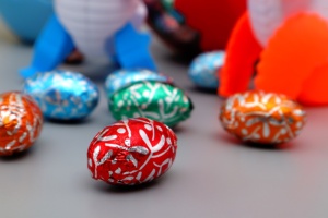 Boîte à œufs en <span class=keywords><strong>chocolat</strong></span> <span class=keywords><strong>noir</strong></span> amer solide KENLAIFU avec logo personnalisé OEM, 275 g, en vrac, pour Noël, Pâques, anniversaire, cadeaux d'entreprise - Product Image 3