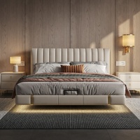 Cama de Cuero Acolchada con Canales Verticales de Lujo, Muebles Modernos para Recámara Principal, Cama King Size Doble con Detalles Metálicos Dorados