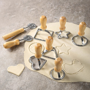 Moule à biscuits de haute qualité, <span class=keywords><strong>emporte</strong></span>-pièce à raviolis avec rouleau, poignée en bois et bord cannelé pour la maison et la cuisine - Product Image 4